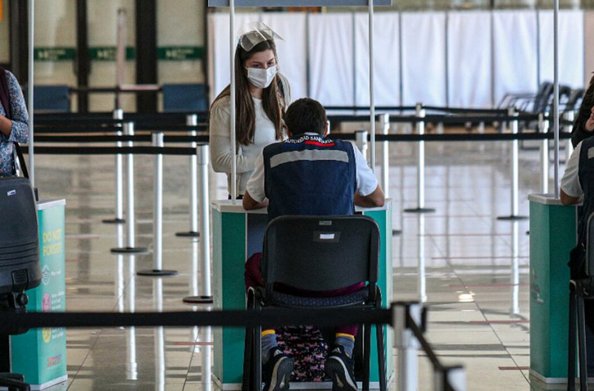  Casi 1.300 viajeros que dieron positivo para Covid-19 en el aeropuerto no han sido contactados por Salud