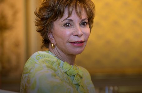 Isabel Allende pide a feministas no sabotear el trabajo de Pablo Neruda: «Una cosa es el hombre fallado y otra es la obra