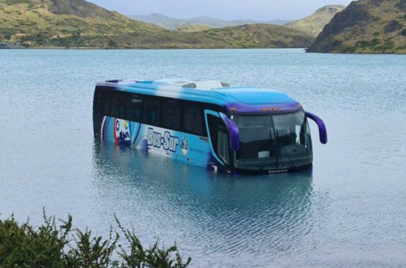Bus cae a lago en Torres del Paine y Conaf anticipa posibles acciones por eventual daño ambiental