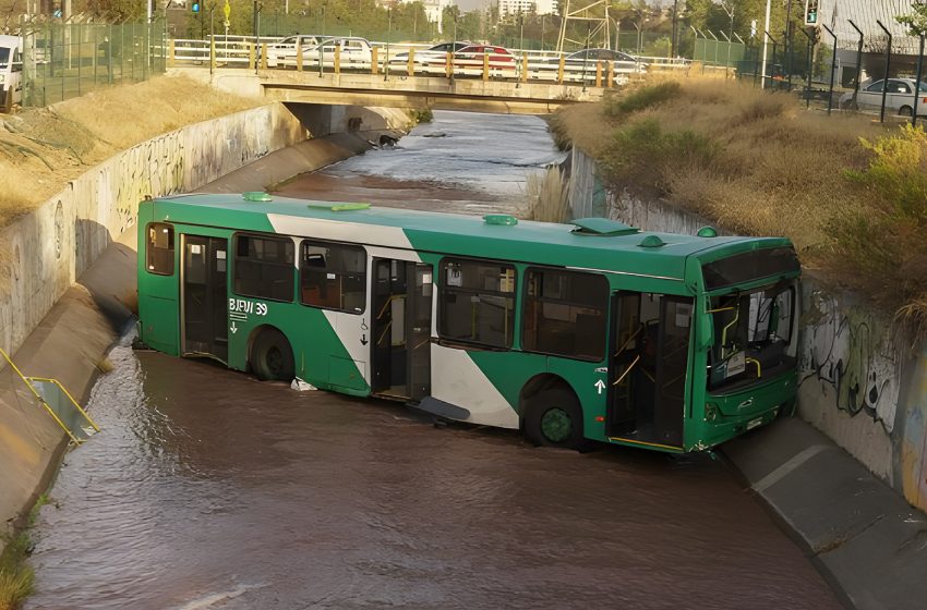  INSOLITO BUS DEL TRANSANTIAGO CAYO AL ZANJON DE LA AGUADA : CHOFER PERDIO EL CONTROL