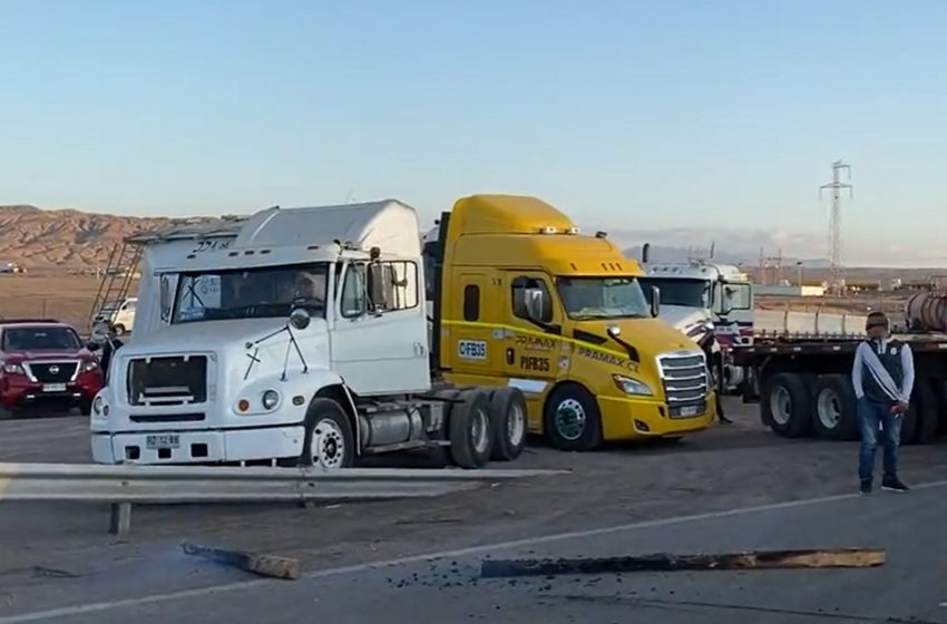  Camioneros bloquearon rutas en comunas del norte en protesta por asesinato de colega en Antofagasta