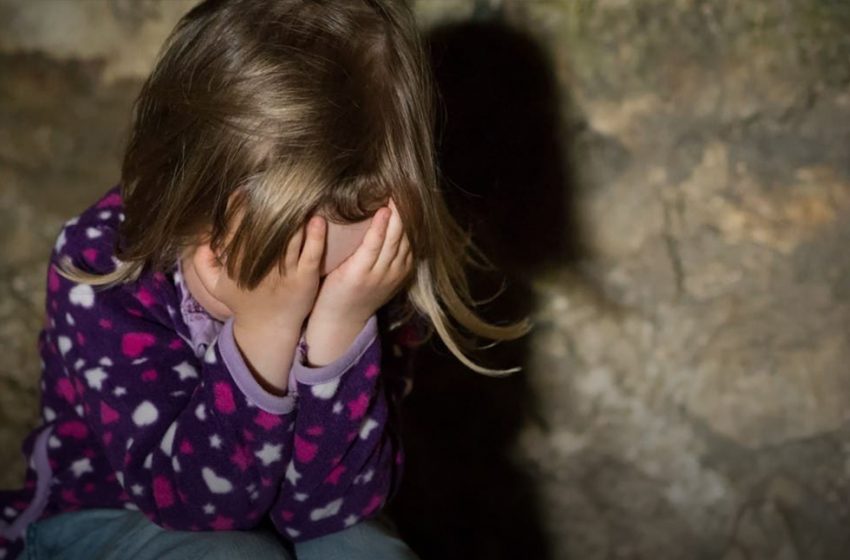  Encuentran a niña desaparecida en 2019 en una pieza secreta debajo de unas escaleras