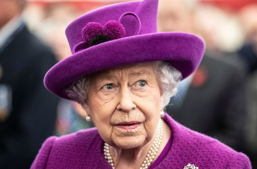  LA REINA ISABEL II DIO POSITIVO POR COVID-19 DURANTE LAS ÚLTIMAS HORAS. SEGÚN LA REALIZA, LA MONARCA TIENE SÍNTOMAS LEVES Y SEGUIRÁ REALIZANDO TAREAS LIGERAS.