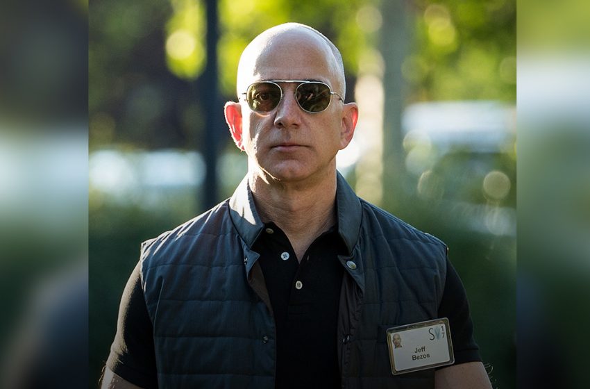  Miles de holandeses confirman su asistencia a lanzar huevos al yate de Jeff Bezos