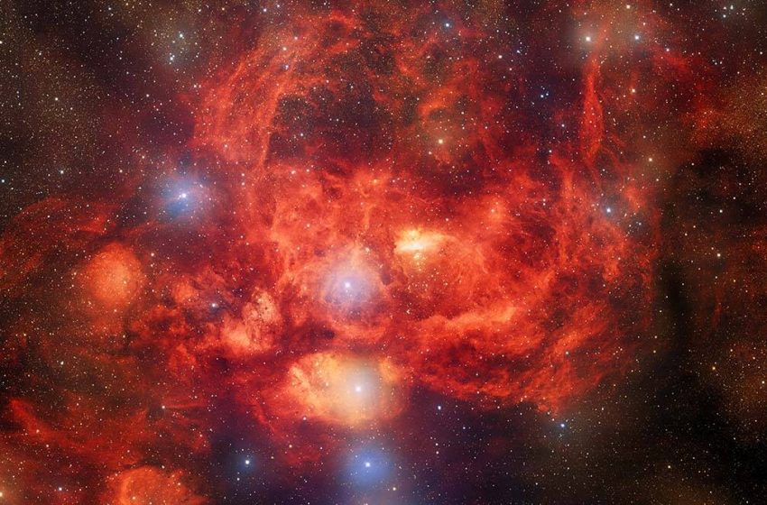  Cámara de energía oscura captura la ‘nebulosa de la langosta’ en un rojo impresionante