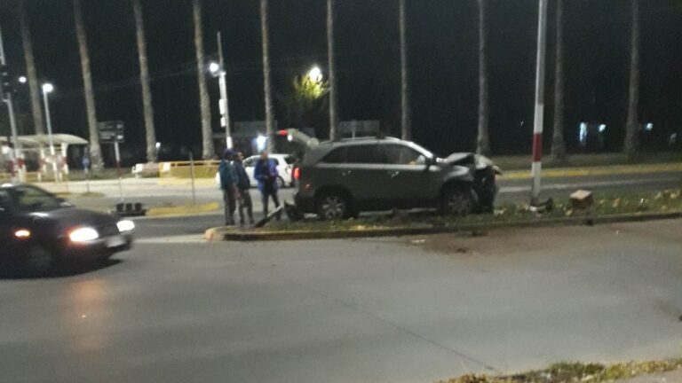  Conductor ebrio destruyó semáforo frente al Estadio La Granja